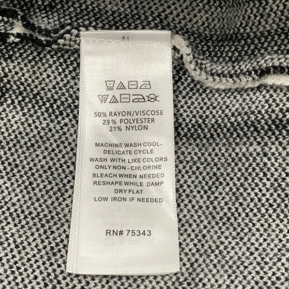 TAHARI Turtleneck sweater with black and white check print.Size XS - Picture 4 of 7